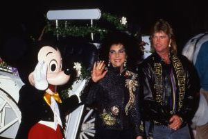 Elizabeth Taylor, Larry Fortensky 1992 LA.jpg